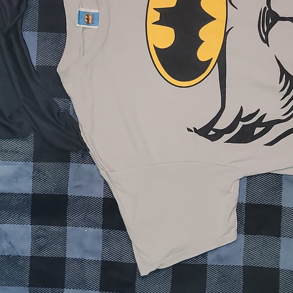 Made in USA.  Batman tee with velcro cape.  Worn but no issues.  Size XL - Picture 7 of 13
